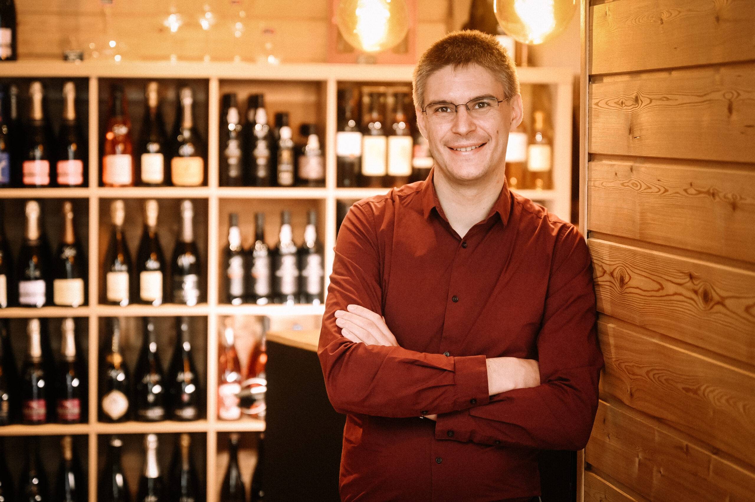 Hugo Ponsar Le Repaire du Sommelier, un véritable sommelier à Montbrison.